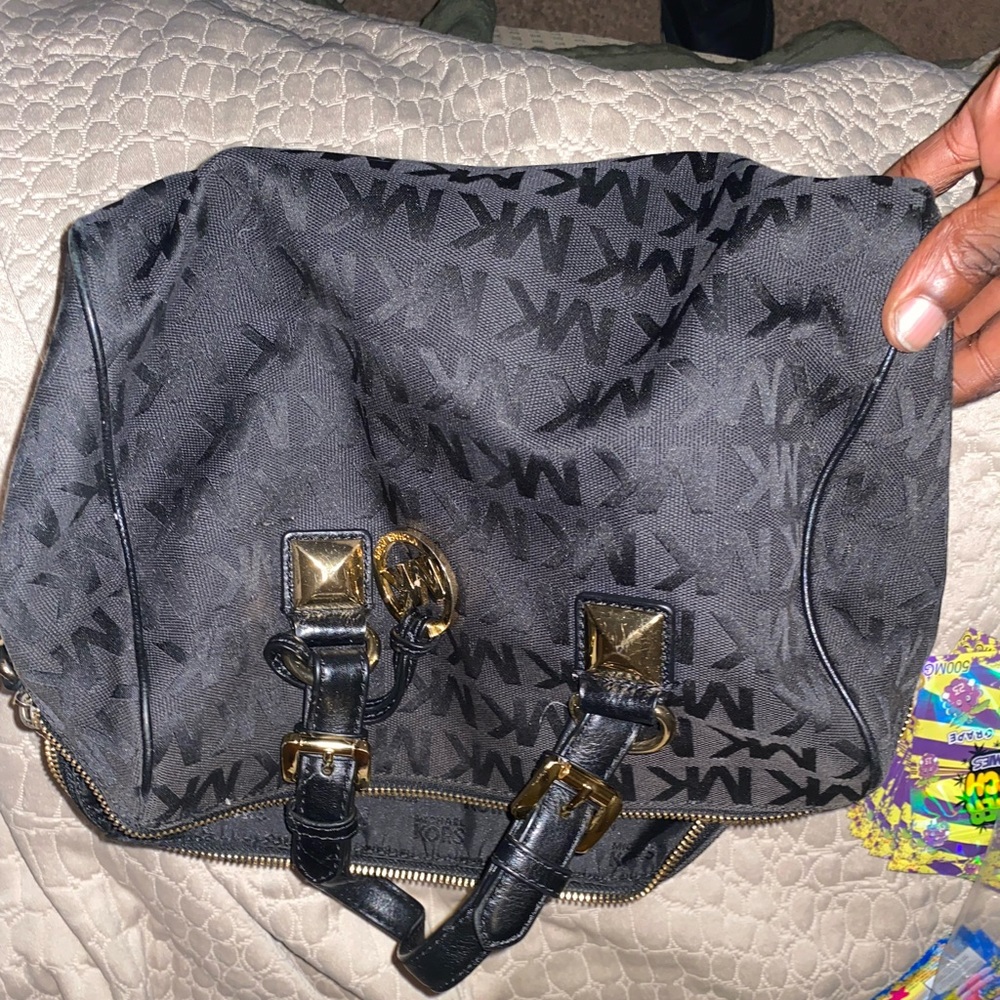 Black signature hologram Micheal kors purse